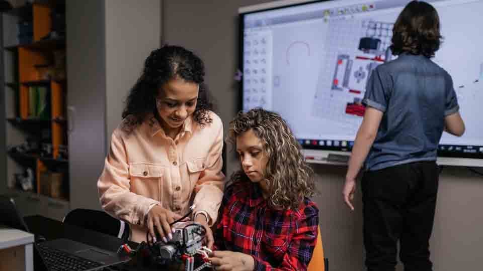 New STEM Academy Aims to Keep More Teachers in Indiana